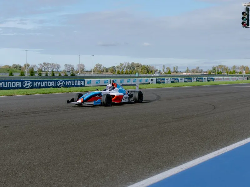 Atom Ariel vs. Formule F4 Mygale