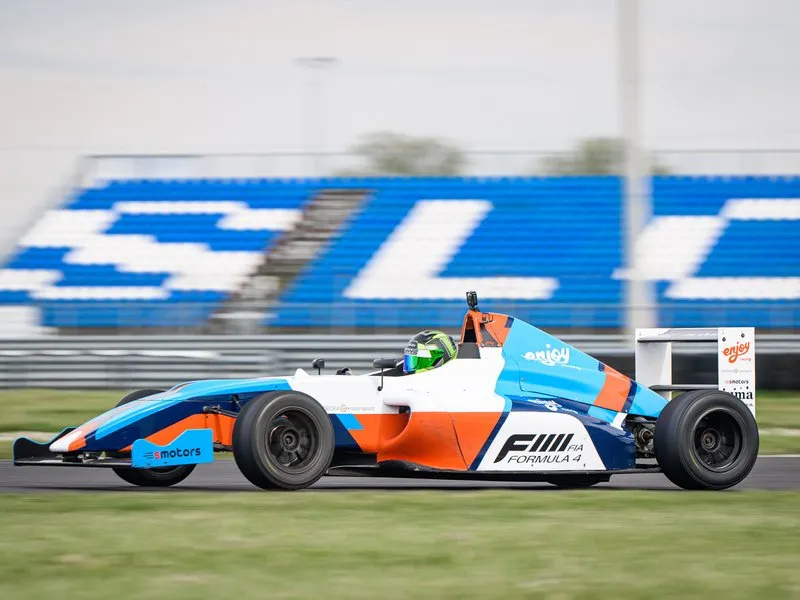 Atom Ariel vs. Formule F4 Mygale