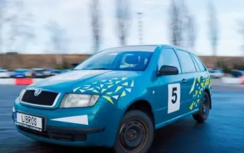 Driftování bokem na závodním polygonu v Ostravě