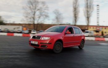 Driftování bokem na závodním polygonu v Ostravě
