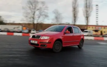 Driftování bokem na závodním polygonu v Ostravě