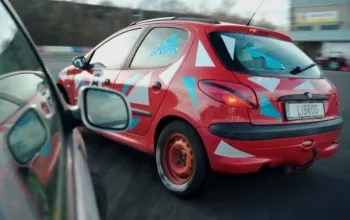 Driftování bokem na závodním polygonu v Ostravě
