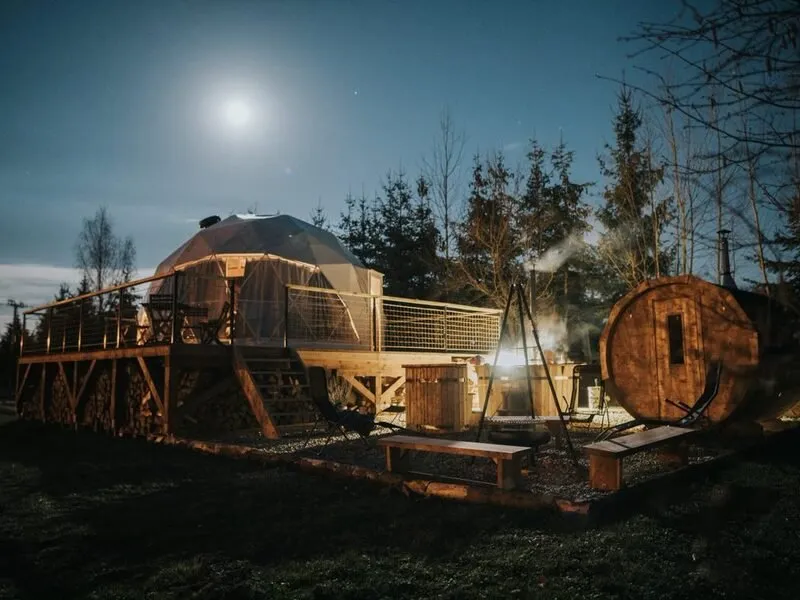 Romantický glamping s wellness a adrenalinem v Krkonoších