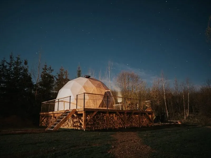 Romantický glamping s wellness a adrenalinem v Krkonoších