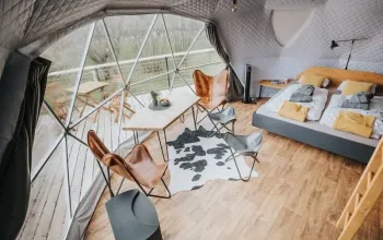 Romantický glamping s wellness a adrenalinem v Krkonoších