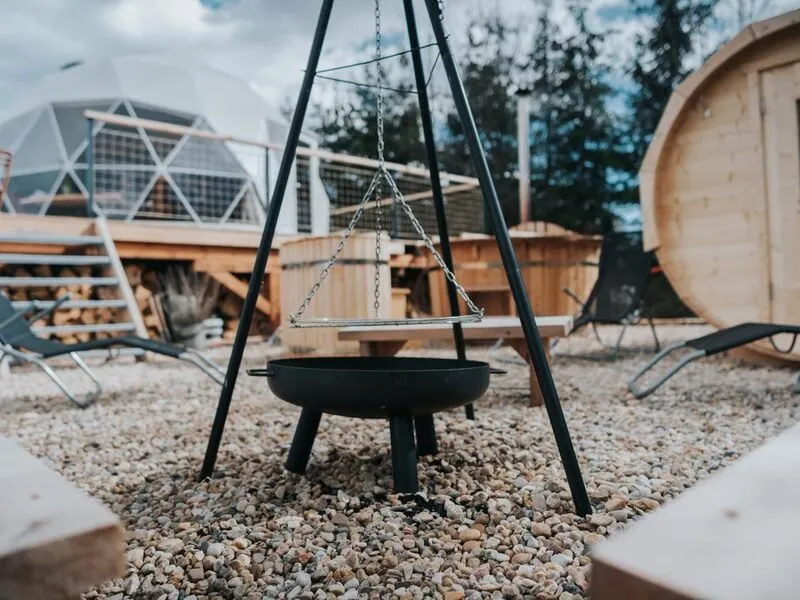 Romantický glamping s wellness a adrenalinem v Krkonoších