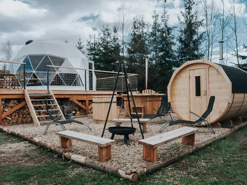 Romantický glamping s wellness a adrenalinem v Krkonoších