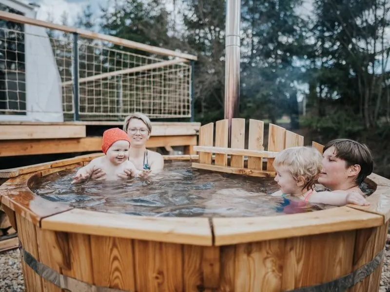 Romantický glamping s wellness a adrenalinem v Krkonoších