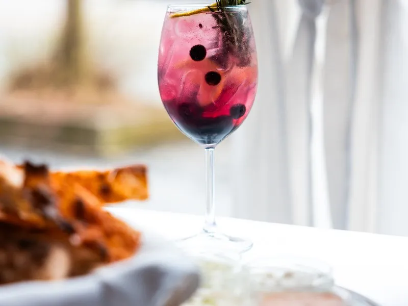 Romantické aperitivo s koktejlem v restauraci Zlatý Kohout