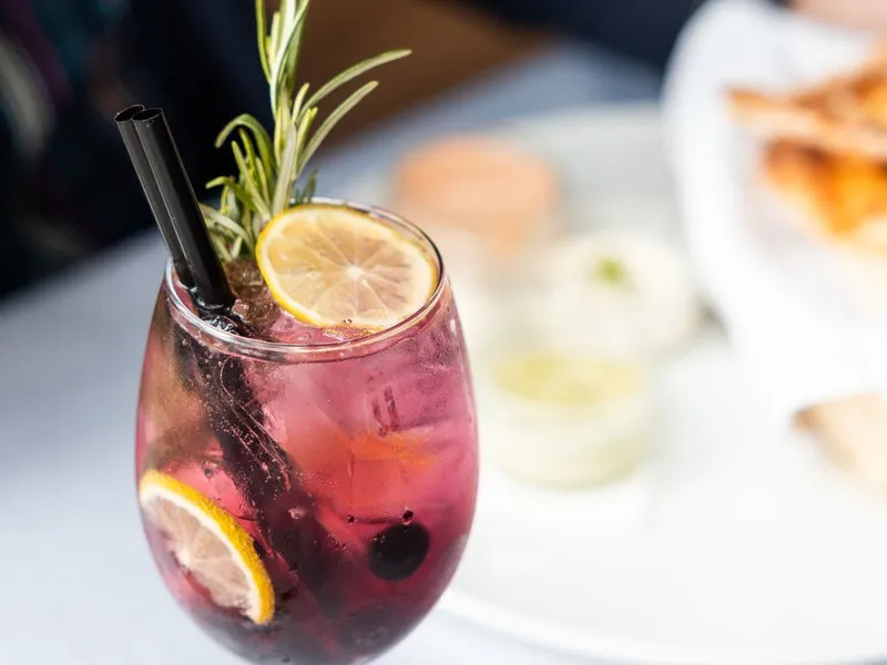 Romantické aperitivo s koktejlem v restauraci Zlatý Kohout