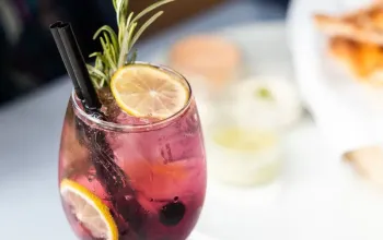 Romantické aperitivo s koktejlem v restauraci Zlatý Kohout