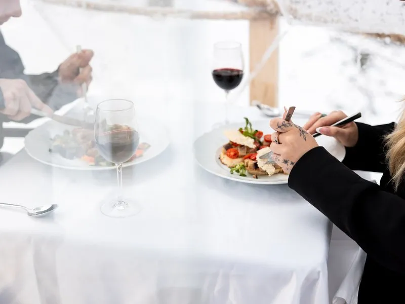 Romantická večeře v iglú s vínem v Krkonoších