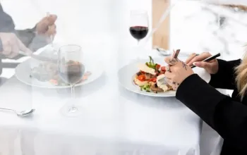 Romantická večeře v iglú s vínem v Krkonoších