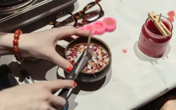 Kreativní kurz: Výroba přírodních svíček + gravírování skla Kreativní kurz: Výroba přírodních svíček + gravírování skla – dárek a zážitek