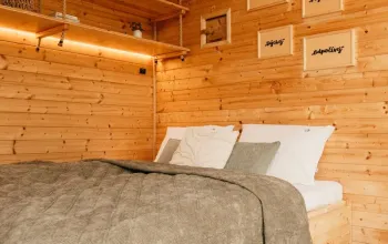 Klidný glamping pro dva mezi jabloněmi