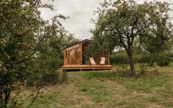 Klidný glamping pro dva mezi jabloněmi