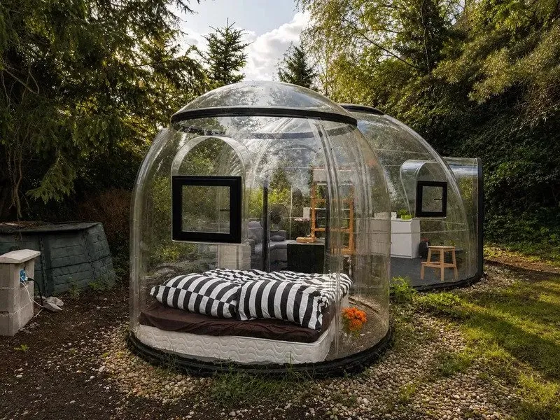 Noc pod hvězdami v průhledné bublině nedaleko Prahy