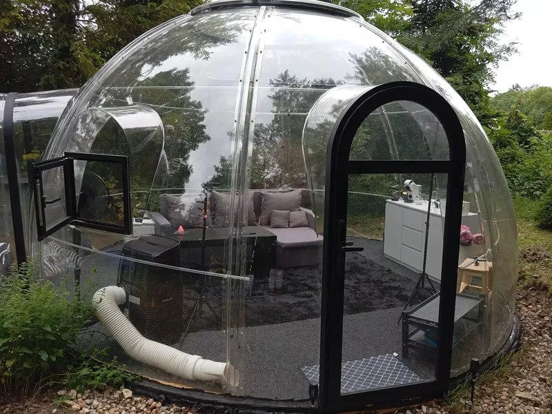 Noc pod hvězdami v průhledné bublině nedaleko Prahy