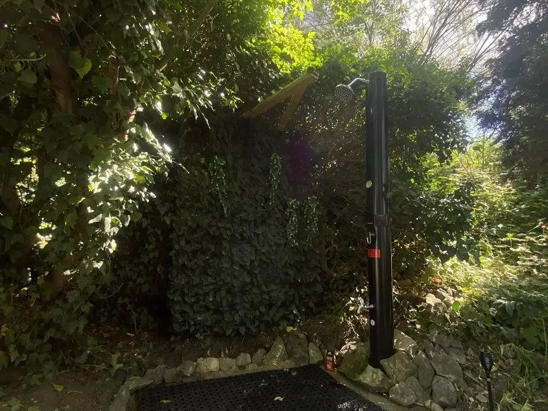 Noc pod hvězdami v průhledné bublině nedaleko Prahy