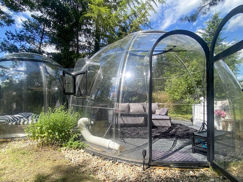 Noc pod hvězdami v průhledné bublině nedaleko Prahy