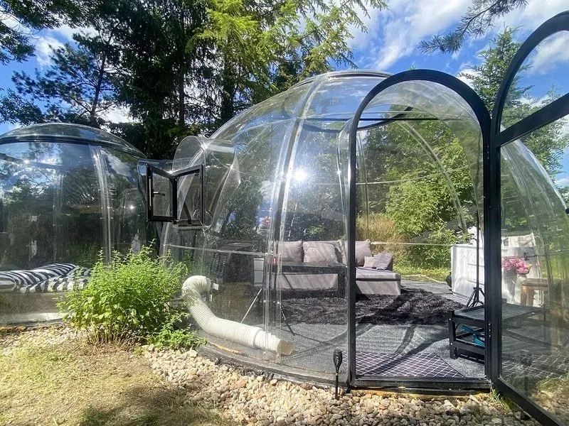 Noc pod hvězdami v průhledné bublině nedaleko Prahy