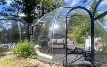 Noc pod hvězdami v průhledné bublině nedaleko Prahy