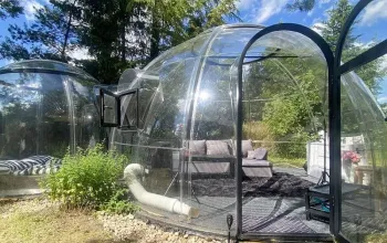 Noc pod hvězdami v průhledné bublině nedaleko Prahy