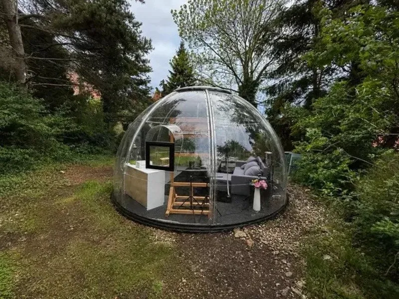 Noc pod hvězdami v průhledné bublině nedaleko Prahy