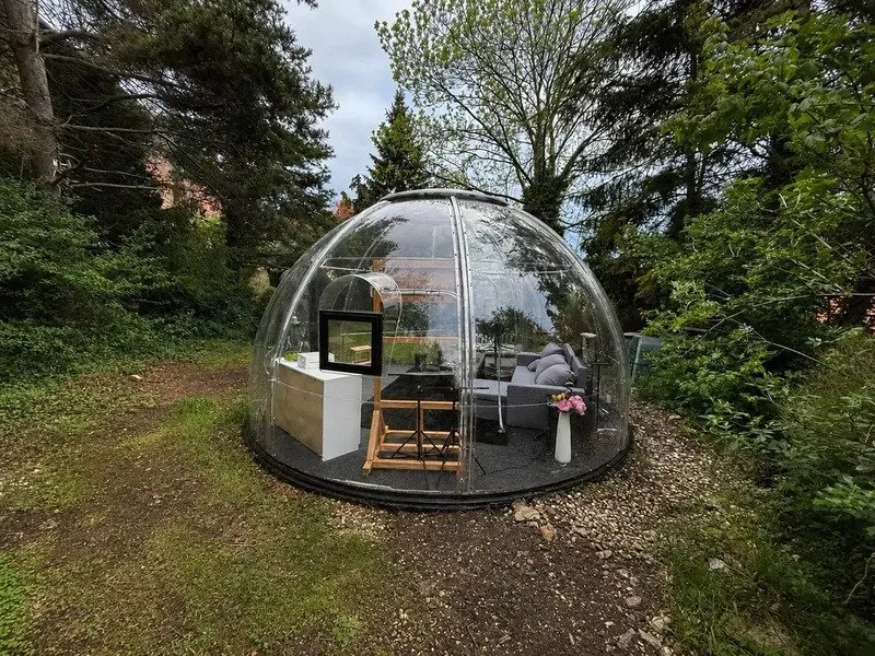 Noc pod hvězdami v průhledné bublině nedaleko Prahy