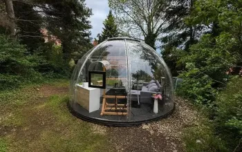 Noc pod hvězdami v průhledné bublině nedaleko Prahy