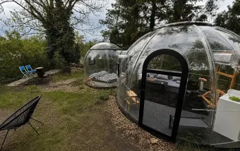 Noc pod hvězdami v průhledné bublině nedaleko Prahy