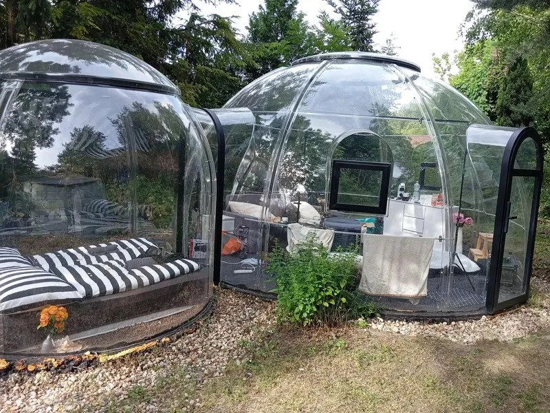 Noc pod hvězdami v průhledné bublině nedaleko Prahy