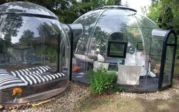Noc pod hvězdami v průhledné bublině nedaleko Prahy