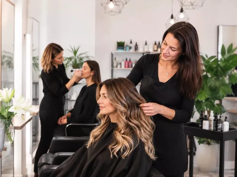 Luxusní vlasová proměna s balayage, střihem a profesionálním líčením