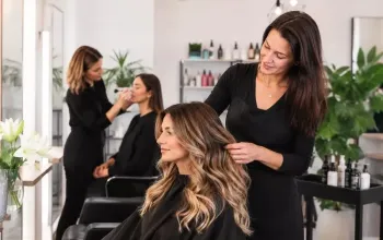 Luxusní vlasová proměna s balayage, střihem a profesionálním líčením Luxusní vlasová proměna s balayage, střihem a profesionálním líčením – dárek a zážitek