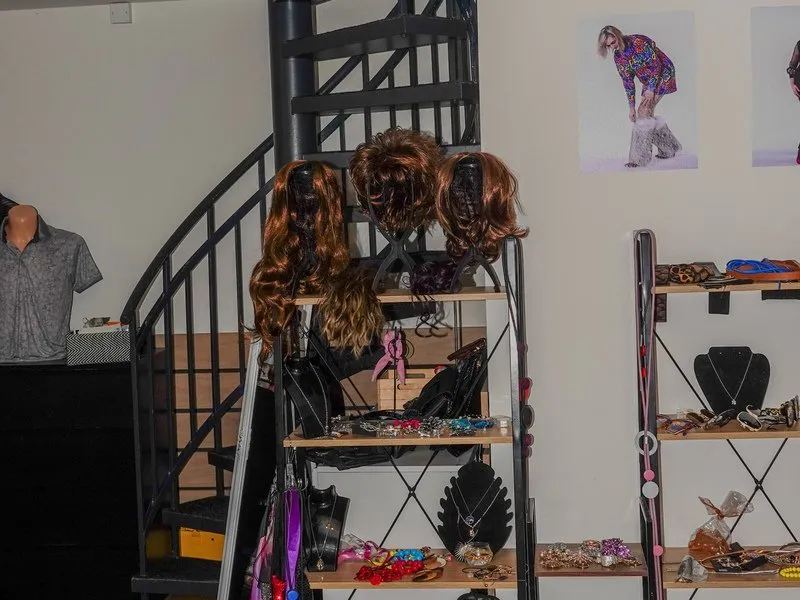 Luxusní vlasová proměna s balayage, střihem a profesionálním líčením