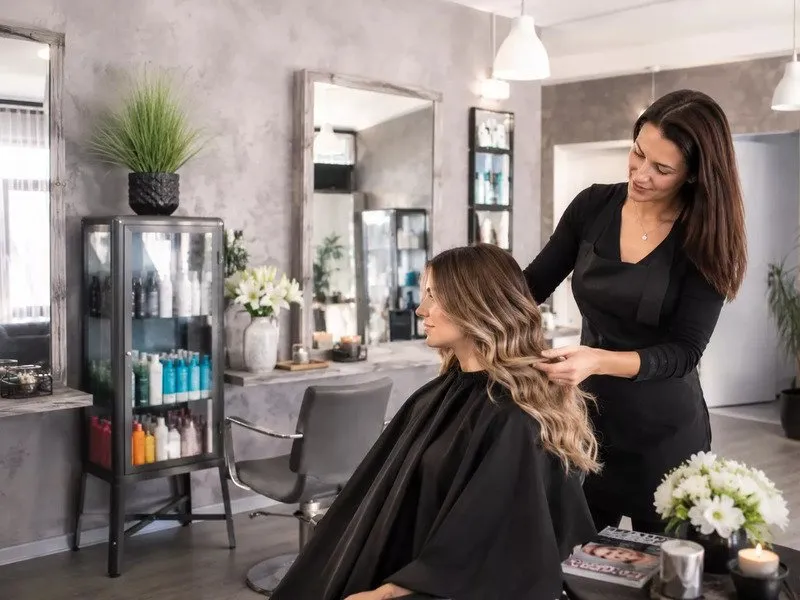 Luxusní vlasová proměna s balayage, střihem a profesionálním líčením