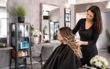 Luxusní vlasová proměna s balayage, střihem a profesionálním líčením