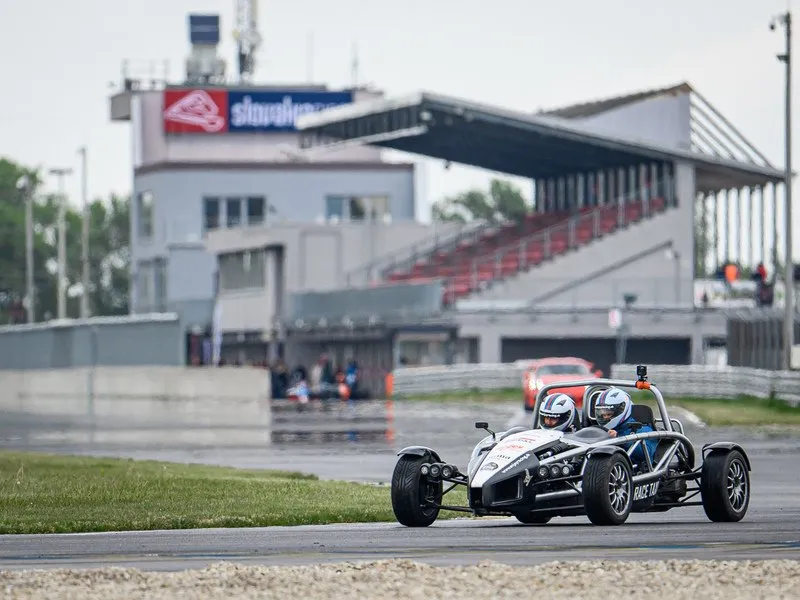 Jízda na okruhu v Ariel Atom