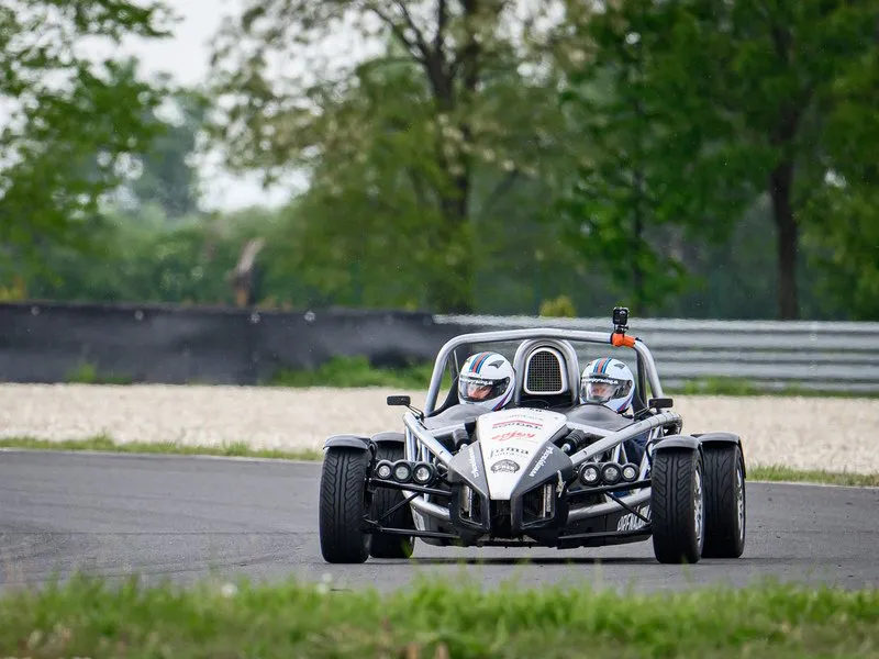 Jízda na okruhu v Ariel Atom