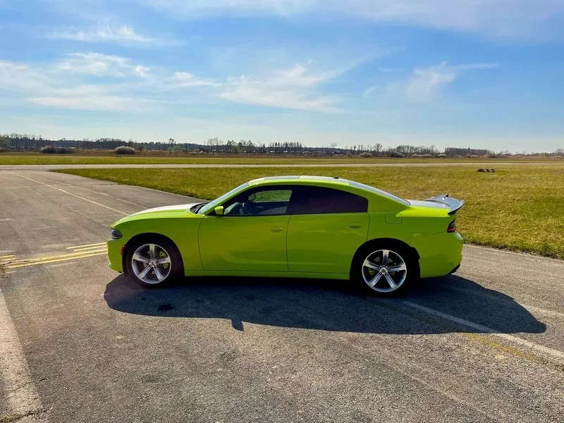 Jízda v Dodge Charger na letištní dráze pro teenagery