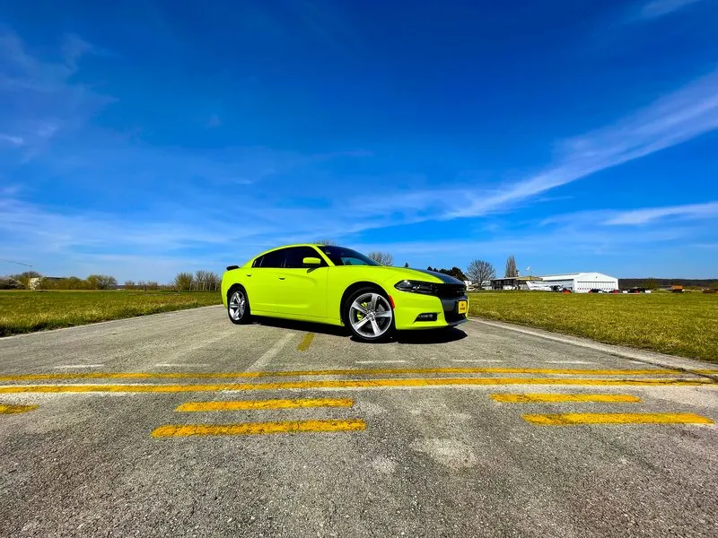 Jízda v Dodge Charger na letištní dráze pro teenagery