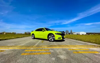 Jízda v Dodge Charger na letištní dráze pro teenagery