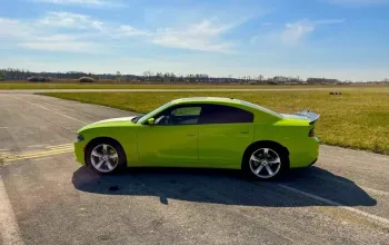 Jízda v Dodge Charger na letištní dráze pro teenagery