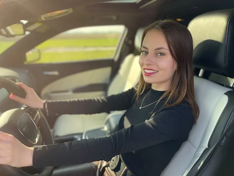 Jízda v Dodge Charger na letištní dráze pro teenagery