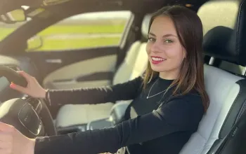 Jízda v Dodge Charger na letištní dráze pro teenagery