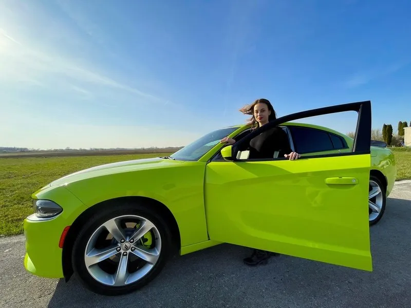Jízda v Dodge Charger na letištní dráze pro teenagery