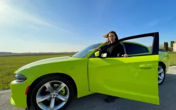 Jízda v Dodge Charger na letištní dráze pro teenagery