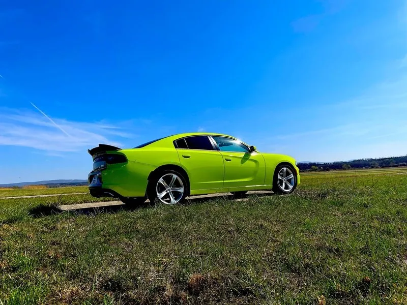 Jízda v Dodge Charger na letištní dráze pro teenagery