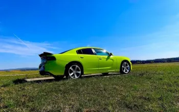 Jízda v Dodge Charger na letištní dráze pro teenagery